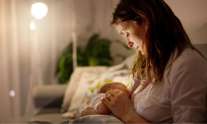 Der abendliche Stillmarathon ist eine Phase, die vorüber geht. © iStock.com/tatyana_tomsickova
